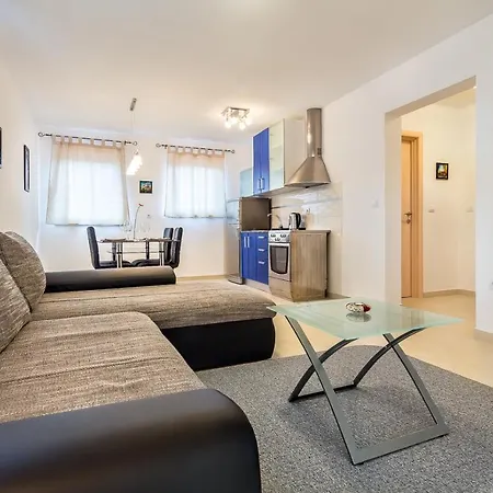 Modern & Comfy Marko Apartment